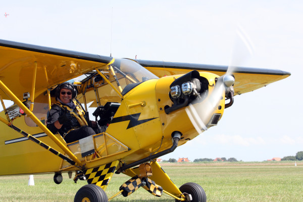 Bredan O'Brien in zijn Piper Cub